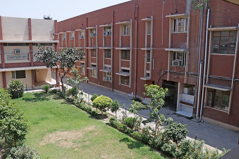 RR Bawa DAV College for Girls-image