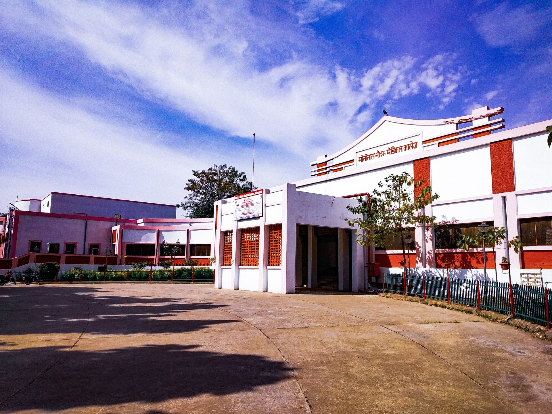 Moti Lal Nehru Medical College-image
